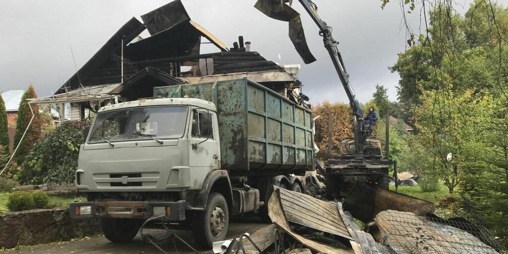 Вывоз мусора после пожара с утилизацией в Новом Уренгое в октябре