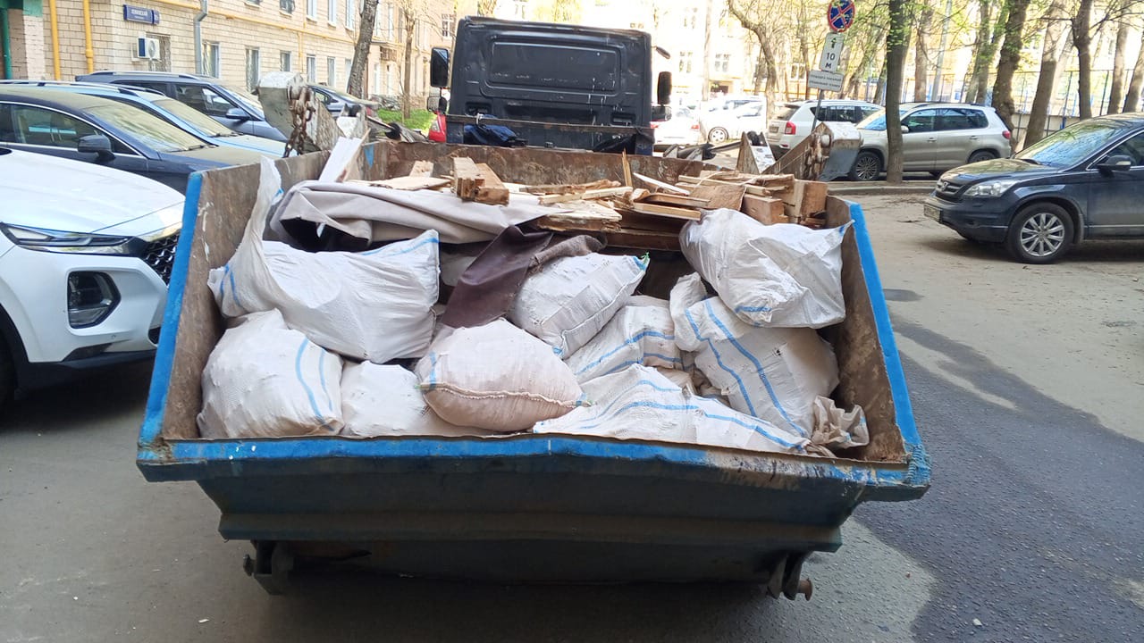 Вывоз мусора из магазина в Новом Уренгое в октябре