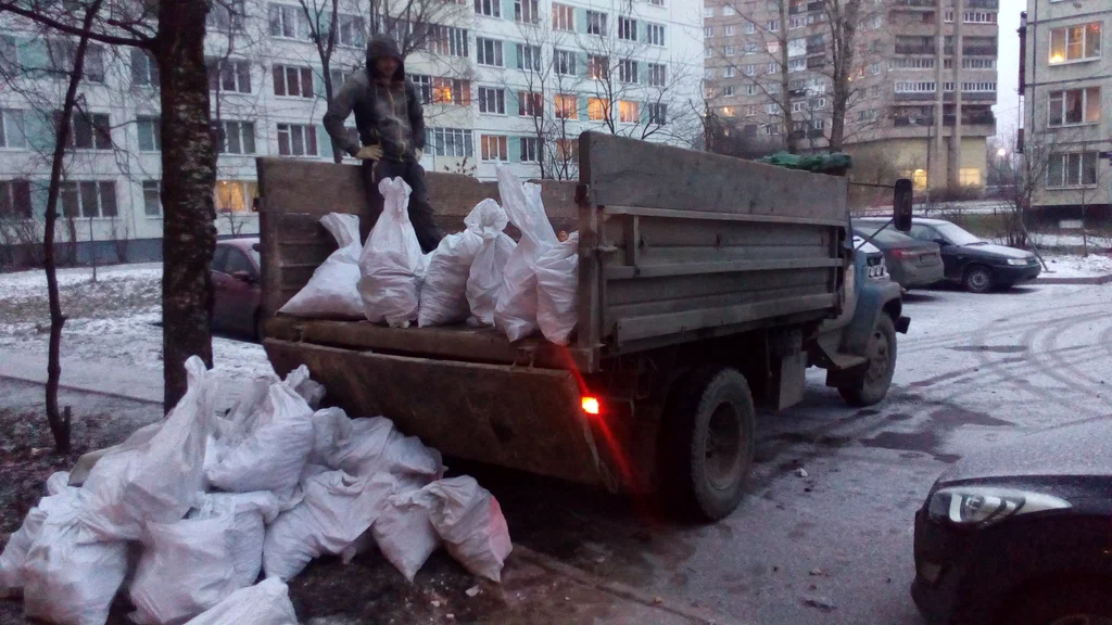 Вывоз мусора в мешках в Новом Уренгое в октябре