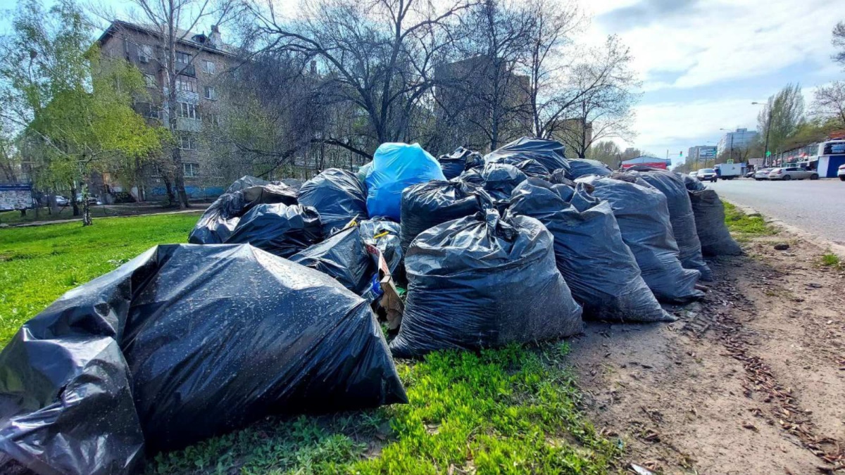 Вывоз и утилизация мусора после субботника в Новом Уренгое в октябре