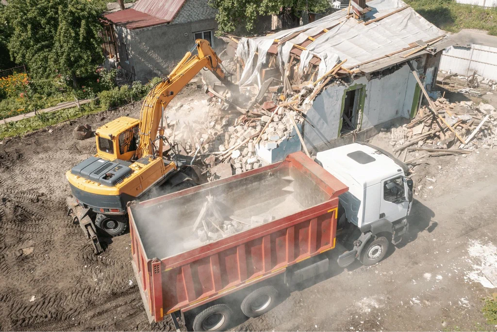 Вывоз мусора после сноса зданий с выездом в Новом Уренгое в октябре