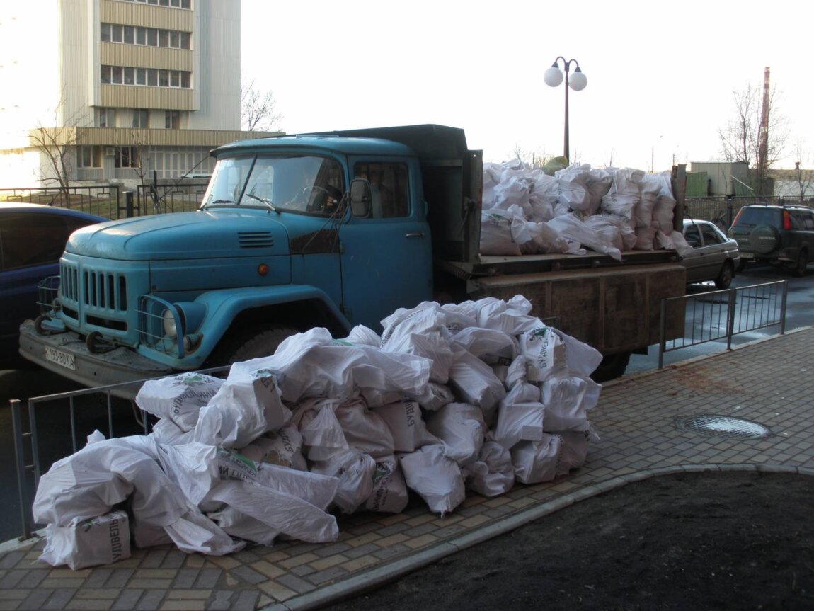 Вывоз мусора ЗИЛом в Новом Уренгое от ПроМусор: аренда самосвала ЗИЛ от 2340 руб