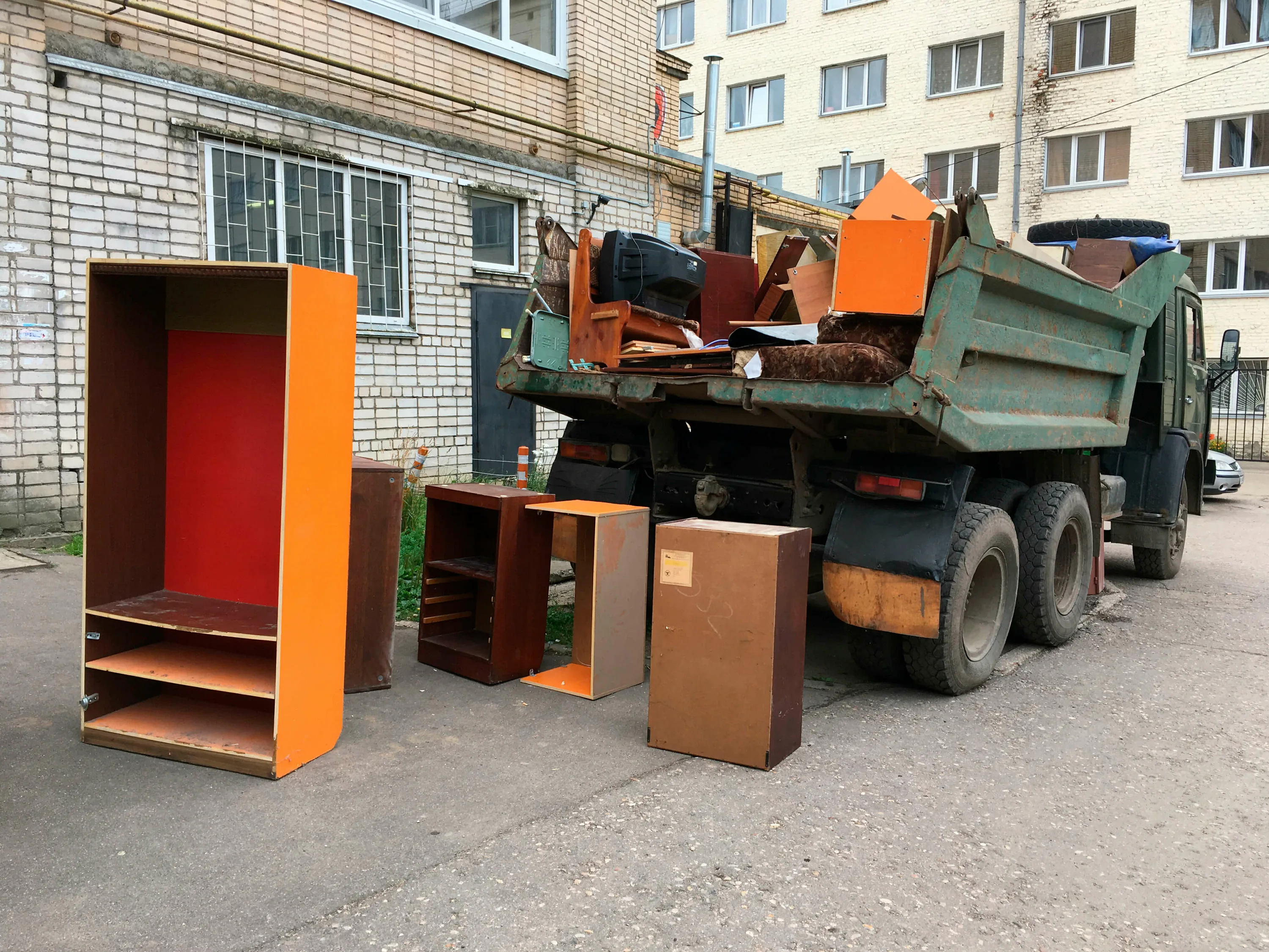 Утилизация старой мебели с вывозом и разбором в Новом Уренгое в октябре