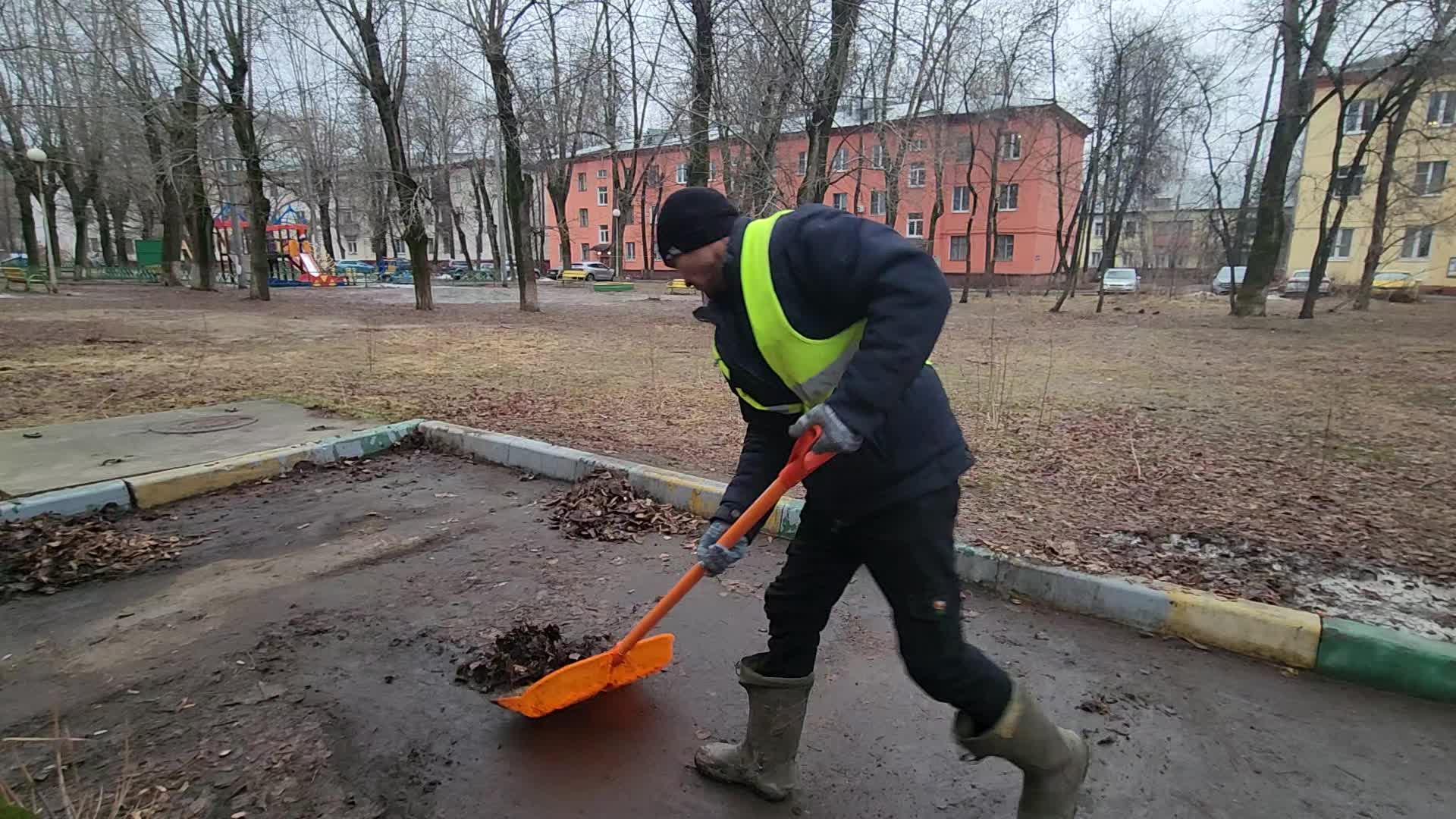 Уборка территорий в Новом Уренгое в октябре