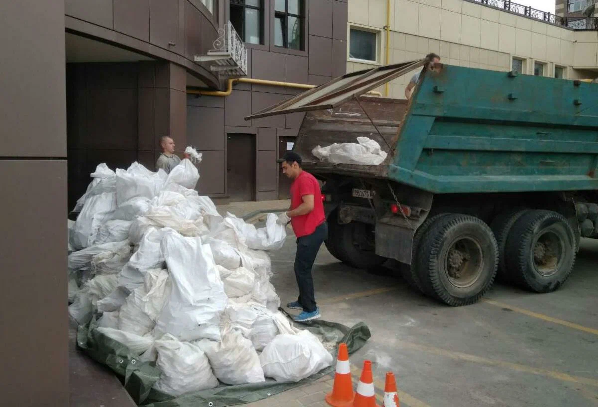 Вывоз мусора из подвала в Новом Уренгое от ПроМусор – уборка, разбор завалов и очистка, цены от 2496 руб