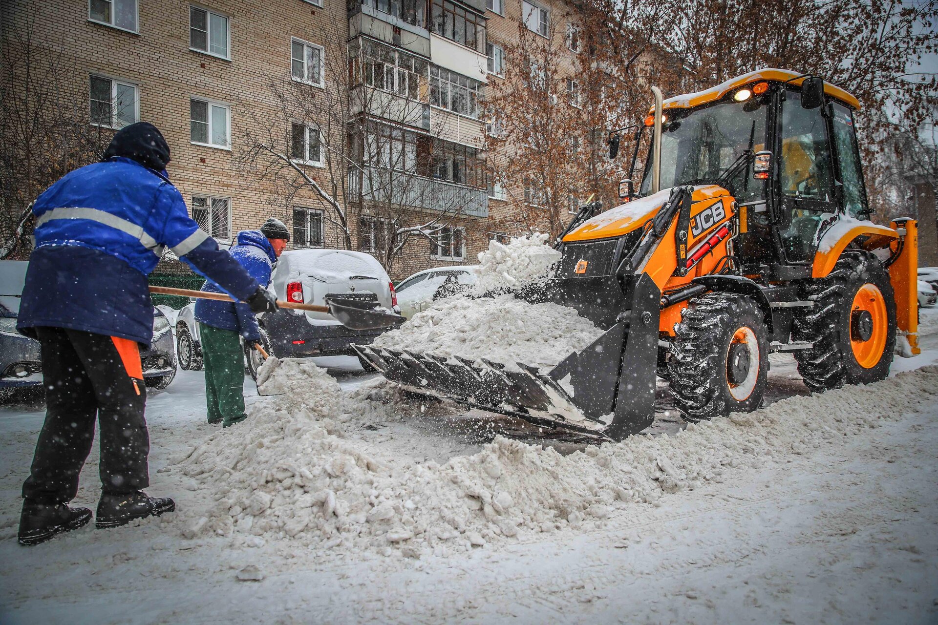 Очистка дворов от снега и наледи в Новом Уренгое — уборка снега, трактор и ручная, цены от 520 руб. | ПроМусор