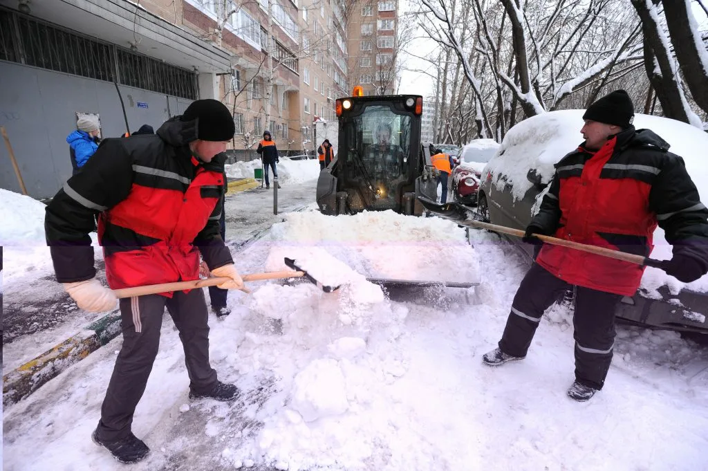 Очистка дворов от снега с гарантией результата в Новом Уренгое в октябре