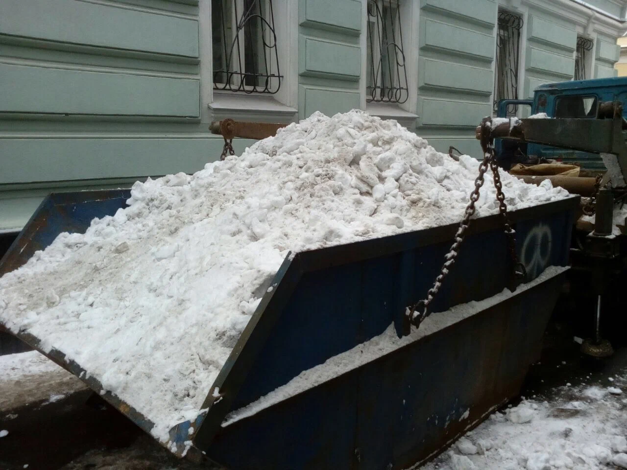 Вывоз снега контейнерами в Новом Уренгое в октябре