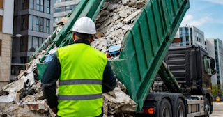 Вывоз строительного мусора в Новом Уренгое: услуги лицензированной компании — ПроМусор